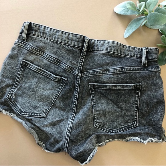 - H&M Mineral Washed Cutoff Denim Shorts - Picture 4 of 11